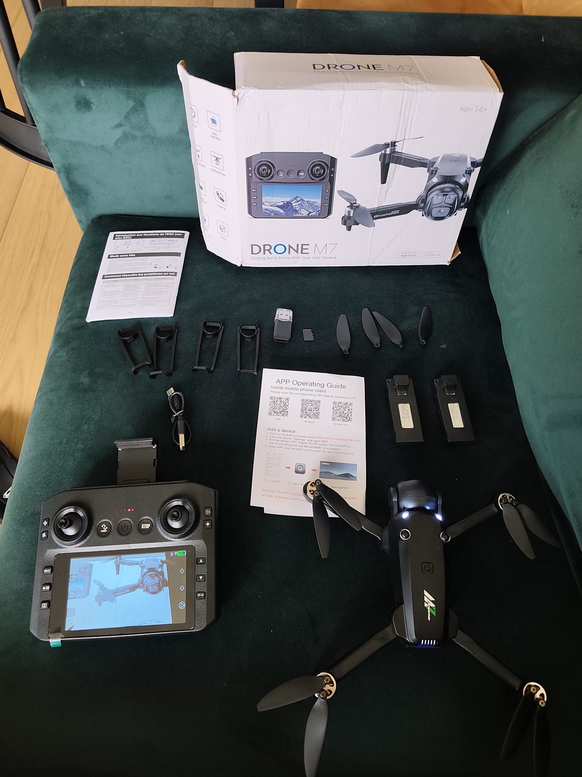Nowy dron, 3 kamery wbudowane z przodu i jedna na spodzie, dodatkowo…