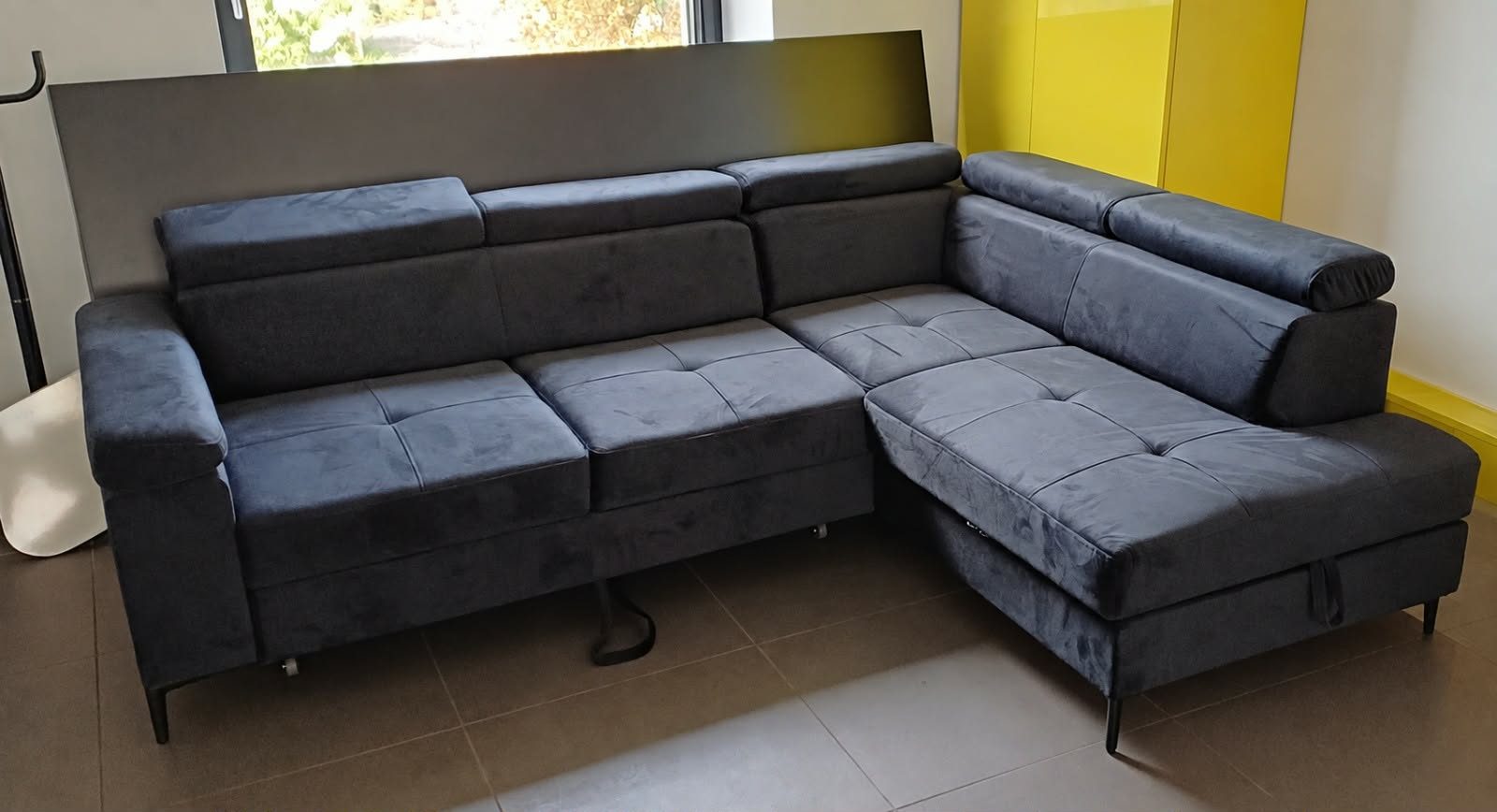 Prezentowany mebel to nowoczesny narożnik z funkcją spania …